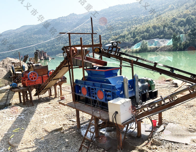 山東液壓對(duì)輥制砂機(jī)安裝現(xiàn)場